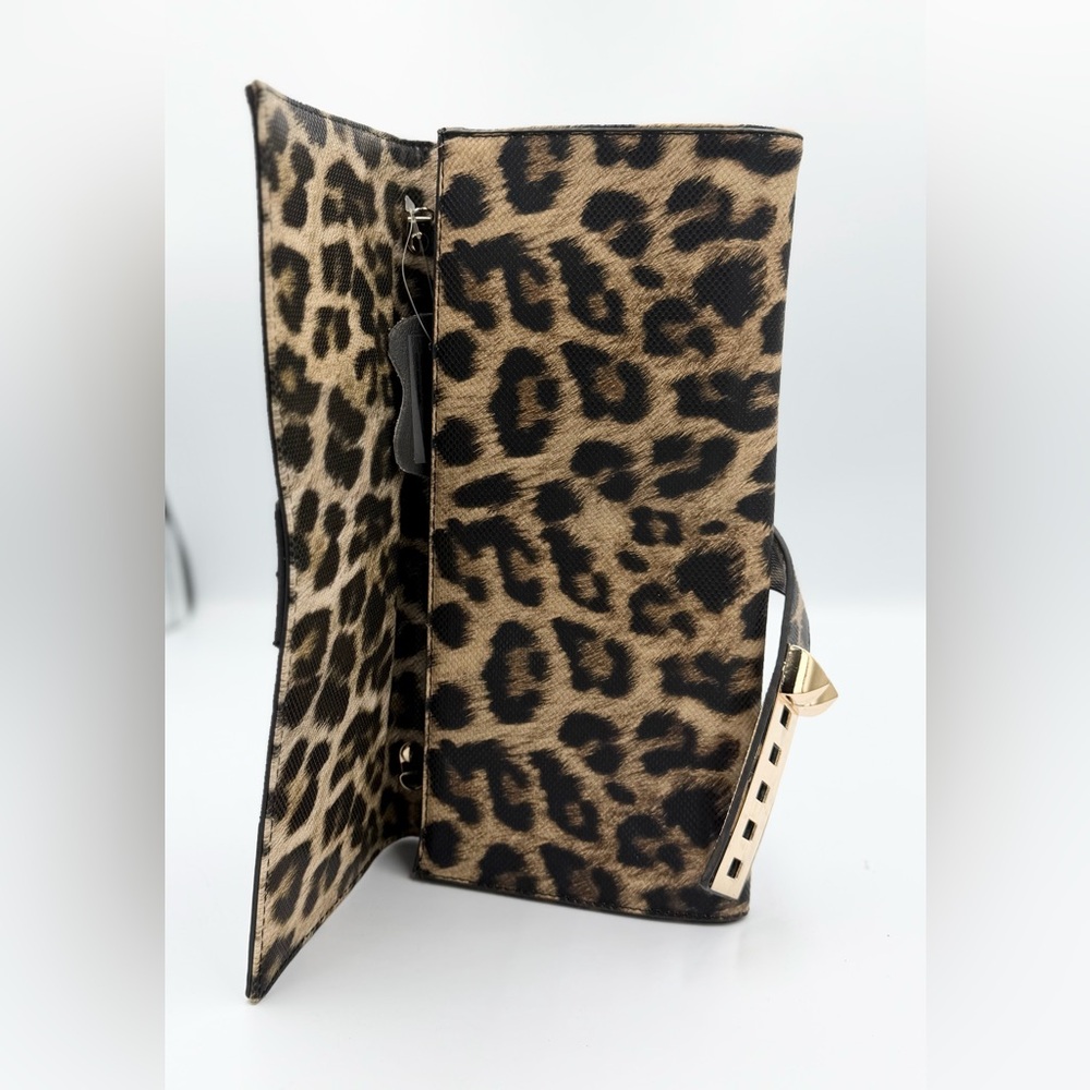 Chic Leopard Print Clutch with Gold Buckle - Picture 6 of 10